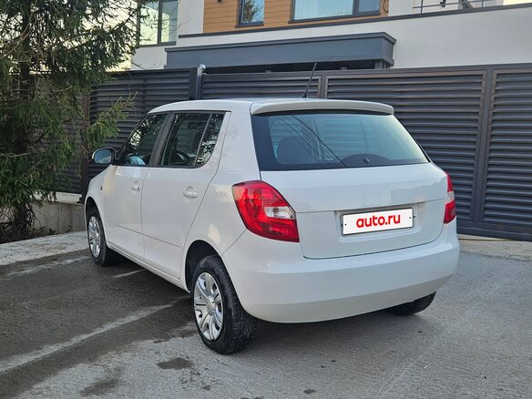2012 Skoda Fabia II Рестайлинг, белый, 480000 рублей - вид 4