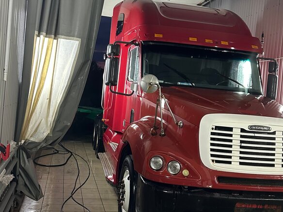 2003 Freightliner Columbia, красный, 1400000 рублей - вид 6
