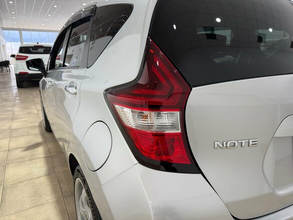 2020 Nissan Note e-Power II Рестайлинг, серебристый, 1300000 рублей - вид 20