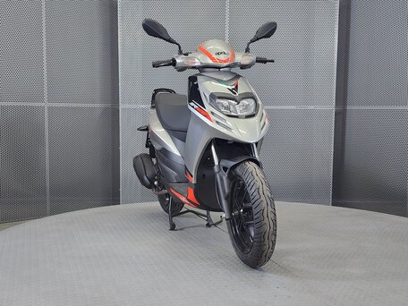 2025 Aprilia SR 125, серый, 223000 рублей, вид 3