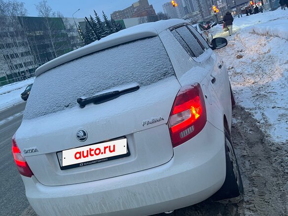 2013 Skoda Fabia II Рестайлинг, белый, 700000 рублей - вид 2