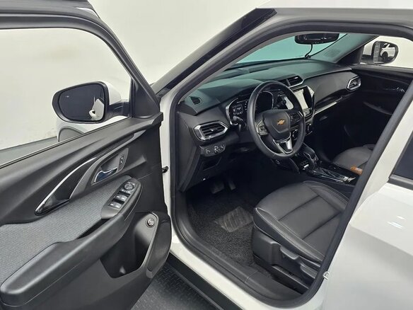 2023 Chevrolet TrailBlazer III Рестайлинг, белый, 1670000 рублей - вид 10