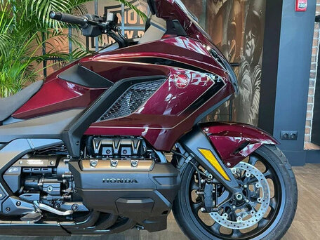 2025 Honda GL 1800 Gold Wing, красный, 4500000 рублей, вид 2