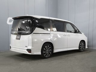 2022 Toyota Voxy IV (R90), белый, 3950000 рублей, вид 2