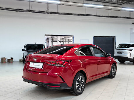 2021 Hyundai Solaris II Рестайлинг, красный, 1420000 рублей, вид 3