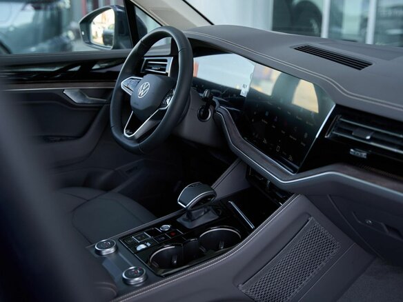 2025 Volkswagen Touareg III Рестайлинг, синий, 8099900 рублей - вид 5