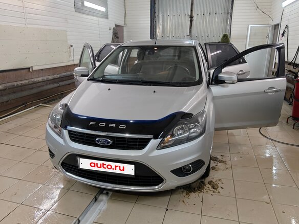 2010 Ford Focus II Рестайлинг, серебристый, 785000 рублей - вид 1