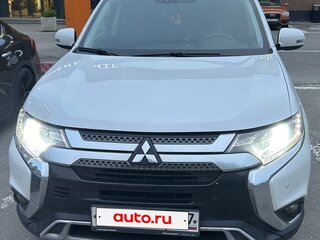 2019 Mitsubishi Outlander III Рестайлинг 3, белый, 2400000 рублей, вид 2