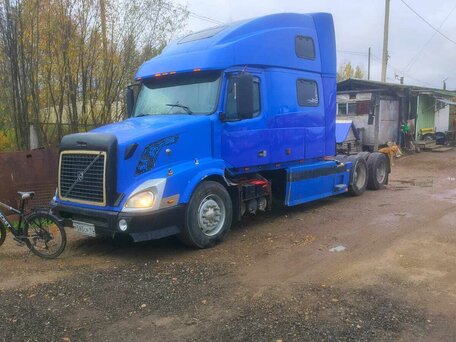 2004 Volvo VNL, синий, 3500000 рублей, вид 4