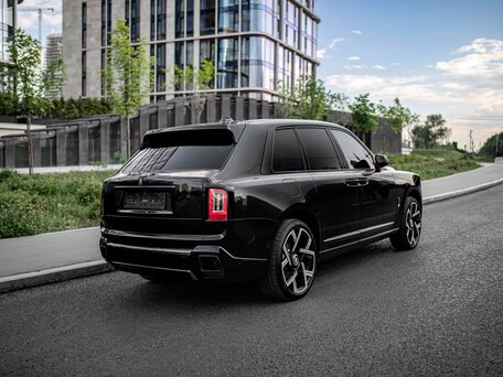 2021 Rolls-Royce Cullinan Black Badge I (Series I), чёрный, 34900000 рублей, вид 4