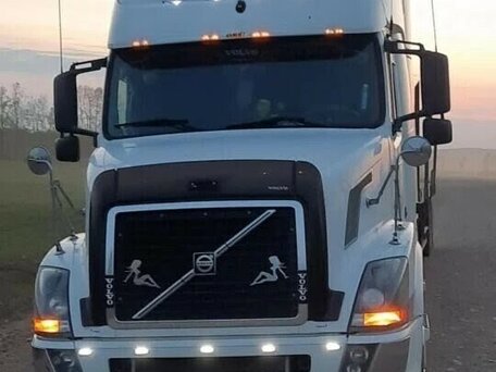 2003 Volvo VNL, белый, 3450000 рублей, вид 1