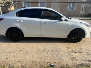 2018 Kia Rio IV, белый, 999999 рублей, вид 2