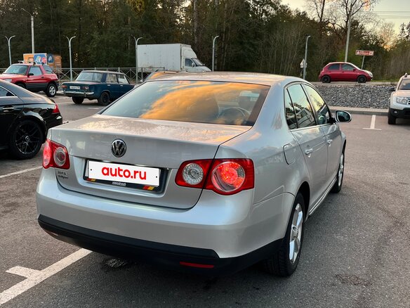 2010 Volkswagen Jetta V, серебристый - вид 1
