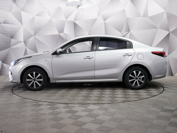 2018 Kia Rio IV, серебристый, 1144000 рублей - вид 1