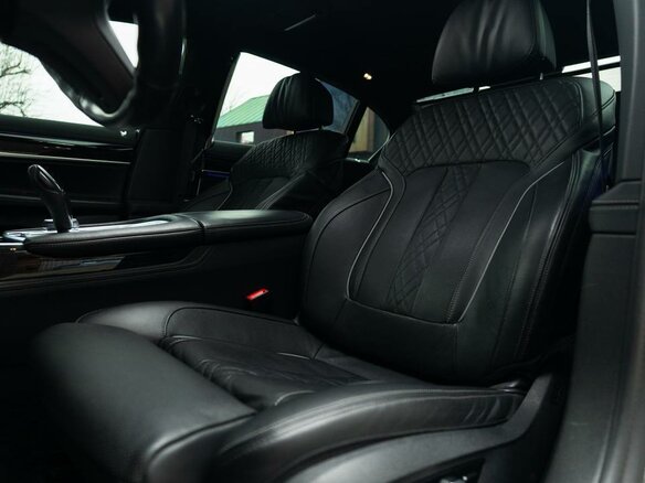 2021 BMW 7 серии Long 740Li xDrive VI (G11/G12) Рестайлинг, серый, 5400000 рублей - вид 12
