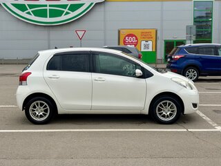 2010 Toyota Vitz II (XP90), белый, 700000 рублей, вид 3