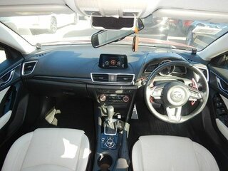 2018 Mazda Axela III Рестайлинг, красный, 1600000 рублей, вид 5