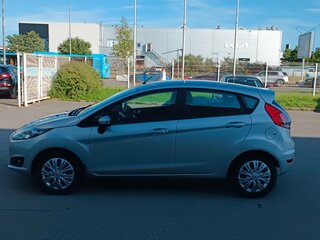 2016 Ford Fiesta Mk6 Рестайлинг, серебристый, 840000 рублей, вид 5