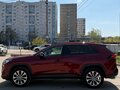 2020 Toyota RAV4 V (XA50), красный, 2925000 рублей - вид 2