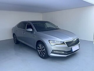 2023 Skoda Superb III Рестайлинг, серебристый, 1950000 рублей, вид 3