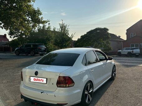 2015 Volkswagen Polo V Рестайлинг, белый, 700000 рублей, вид 5