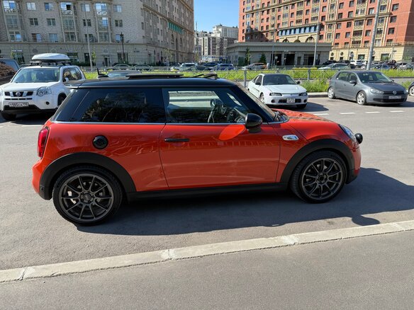 2019 Mini Hatch Cooper S III (F55/F56) Рестайлинг, оранжевый, 3050000 рублей - вид 4