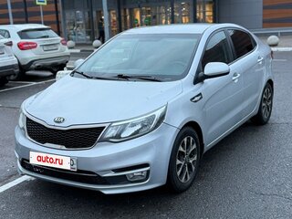 2015 Kia Rio III Рестайлинг, серебристый, 690000 рублей, вид 1
