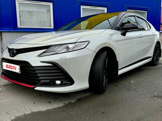 2021 Toyota Camry VIII (XV70) Рестайлинг, белый, 3500000 рублей, вид 3