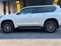 2020 Toyota Land Cruiser Prado 150 Series Рестайлинг 2, белый, 4600000 рублей - вид 2