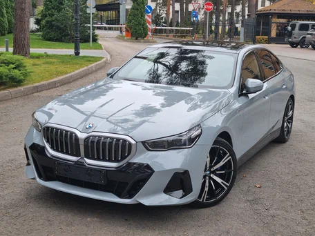 2024 BMW 5 серии 530i xDrive VIII (G60/G61/G68), серый, 7650000 рублей, вид 2