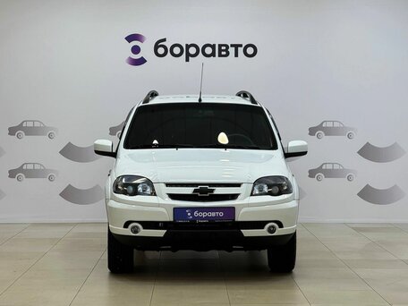 2018 Chevrolet Niva I Рестайлинг, белый, 820000 рублей, вид 2
