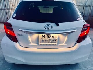 2015 Toyota Vitz III (XP130) Рестайлинг, белый, 880000 рублей, вид 1