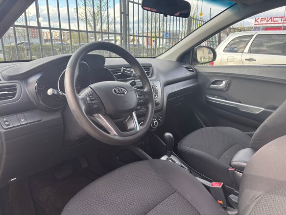 2013 Kia Rio 4-speed III, бежевый, 820000 рублей - вид 5