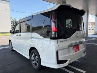 2017 Honda Stepwgn Spada V Рестайлинг, белый, 1510000 рублей, вид 4