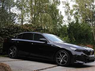 2024 BMW 5 серии 520i VIII (G60/G61/G68), чёрный, 6200000 рублей, вид 3