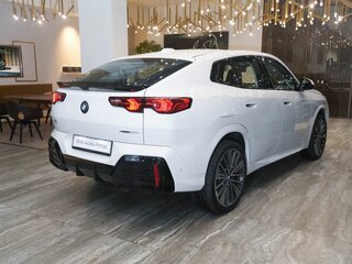 2025 BMW X2 xDrive25i II (U10), белый, 6000000 рублей, вид 2