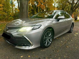 2023 Toyota Camry VIII (XV70) Рестайлинг, серебристый, 3770000 рублей, вид 1