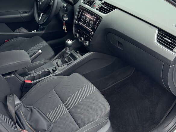 2017 Skoda Octavia III (A7) Рестайлинг, белый, 2100000 рублей - вид 5
