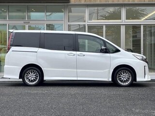 2020 Toyota Noah III (R80) Рестайлинг, белый, 1700000 рублей, вид 3