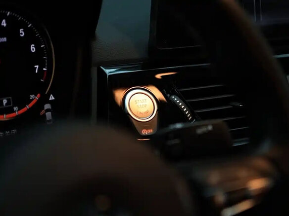 2023 BMW 1 серии 120i III (F52) Рестайлинг, белый - вид 12
