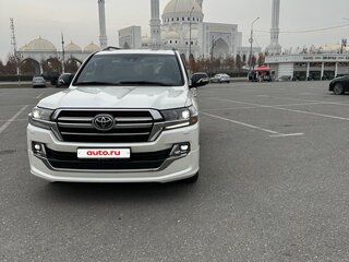 2018 Toyota Land Cruiser 200 Series Рестайлинг 2, белый, 7300000 рублей, вид 1