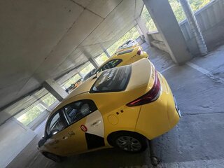 2021 Kia Rio IV Рестайлинг, жёлтый, 770000 рублей, вид 3