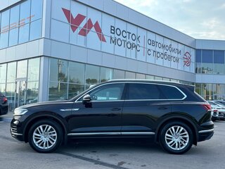 2018 Volkswagen Touareg III, чёрный, 3490000 рублей, вид 2