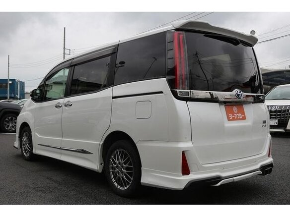 2021 Toyota Noah III (R80) Рестайлинг, белый, 2050000 рублей - вид 6