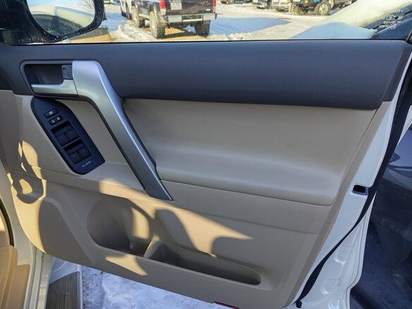 2022 Toyota Land Cruiser Prado 150 Series Рестайлинг 3, белый, 6990000 рублей - вид 12