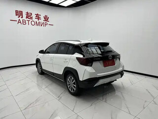 2022 Toyota Yaris IV, белый, 1142000 рублей, вид 4