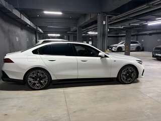 2024 BMW 5 серии 520i VIII (G60/G61/G68), белый, 6990000 рублей, вид 4