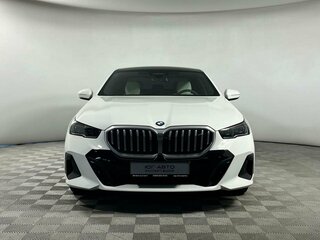 2024 BMW 5 серии 520i VIII (G60/G61/G68), белый, 7699000 рублей, вид 2