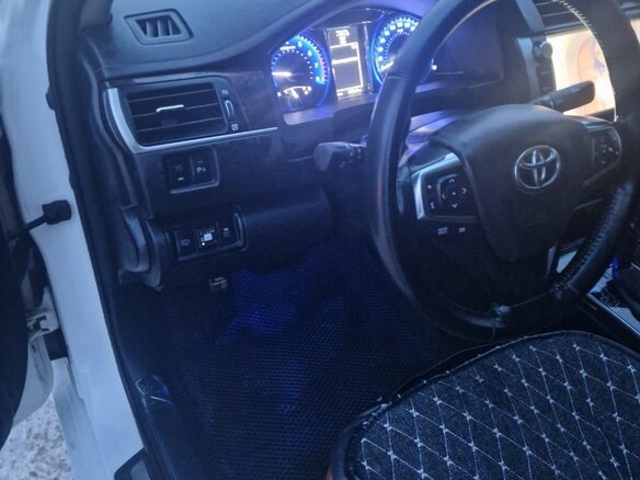 2017 Toyota Camry VII (XV50) Рестайлинг, белый, 2050000 рублей - вид 7