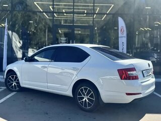 2017 Skoda Octavia III (A7) Рестайлинг, белый, 1360000 рублей, вид 4